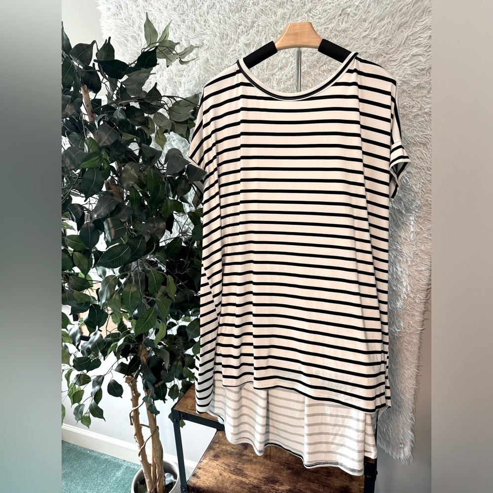 Bellamie Boutique Black and White Striped High Lo Tunic Top/Mini Dress (Size 2X)